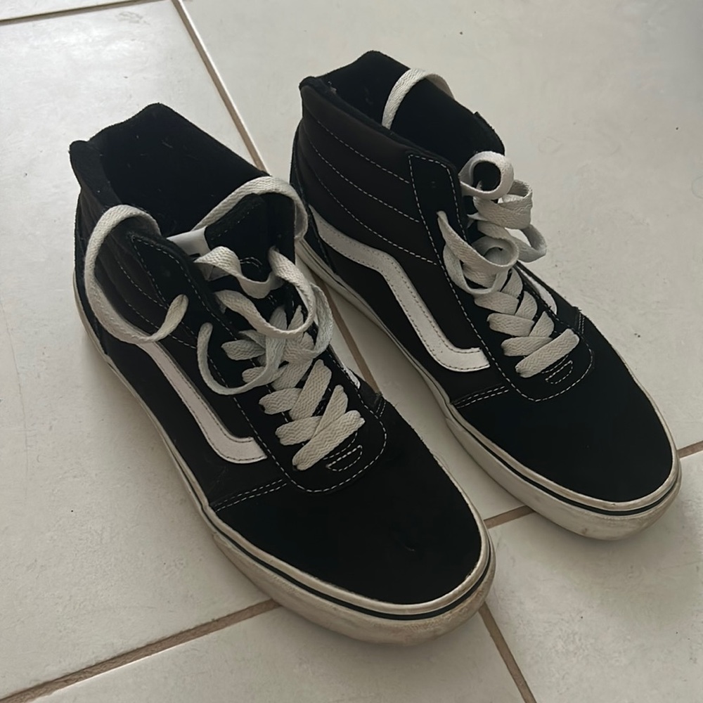 Vans Black Suede Ward Hi Tops Sneakers 7.5